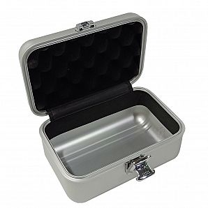 Estuche pequeño de aluminio con relleno de espuma.